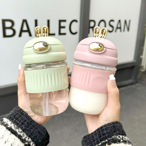 Vaso de vidrio c/sorbito, c/ orejas y agarre de silicona Vaso De Vidrio C/sorbito, C/ Orejas Y Agarre De Silicona