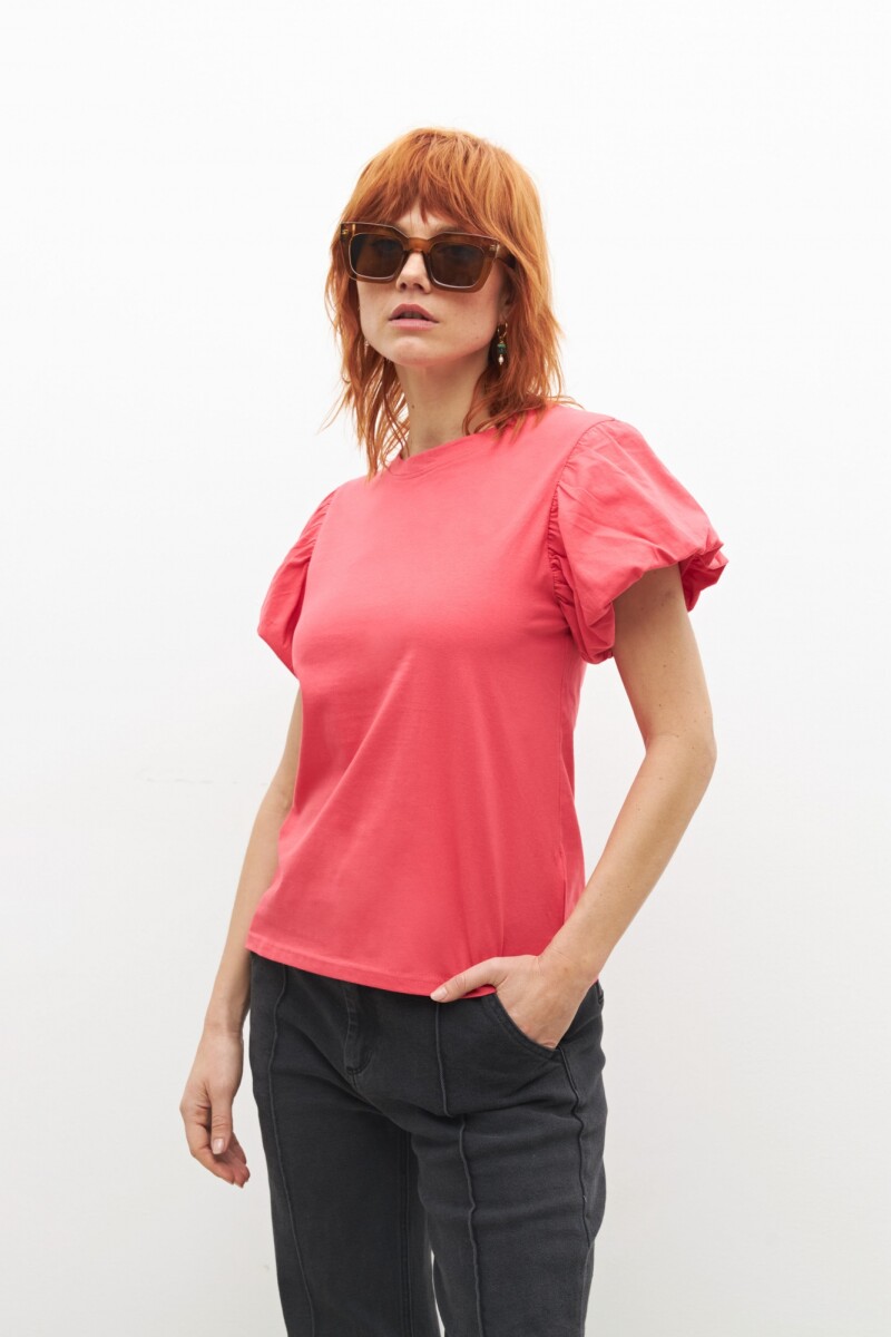 Remera con mangas abullonadas fucsia