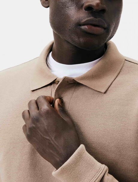POLO EN PIQUÉ MODELO REGULAR BEIGE