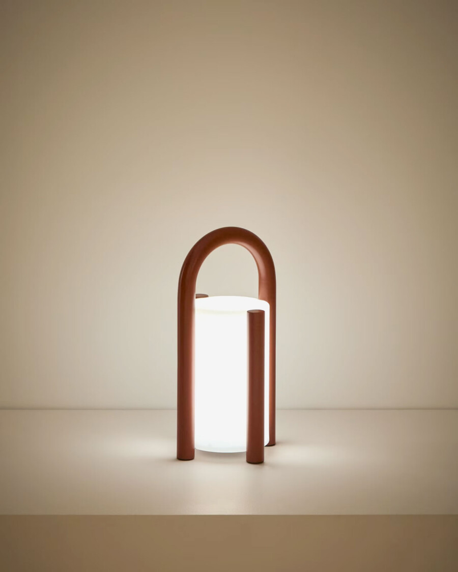 Lámpara de mesa pequeña portátil Leros de polietileno y acero terracota
