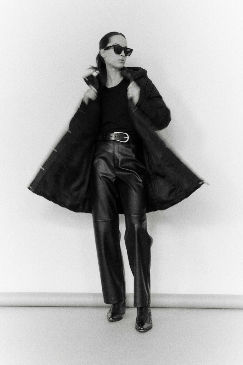 Campera capitoneada con capucha negro