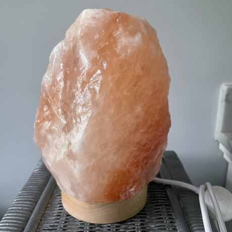 Lampara de sal del Himalaya base madera 800g Sc