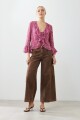 Blusa estampada con volados fucsia