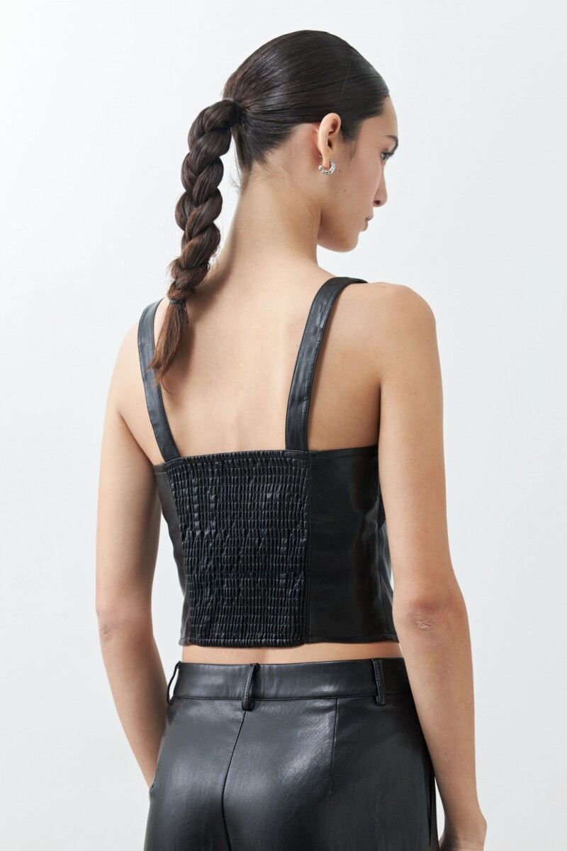 Top eco cuero con cortes y tul negro