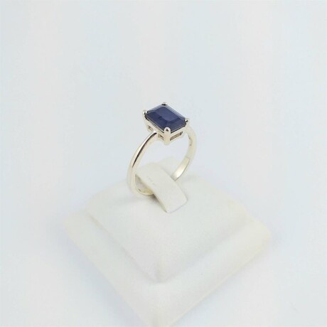 Anillo de plata 925, con Zafiro azul natural con engarce de cuatro puntas. Anillo de plata 925, con Zafiro azul natural con engarce de cuatro puntas.