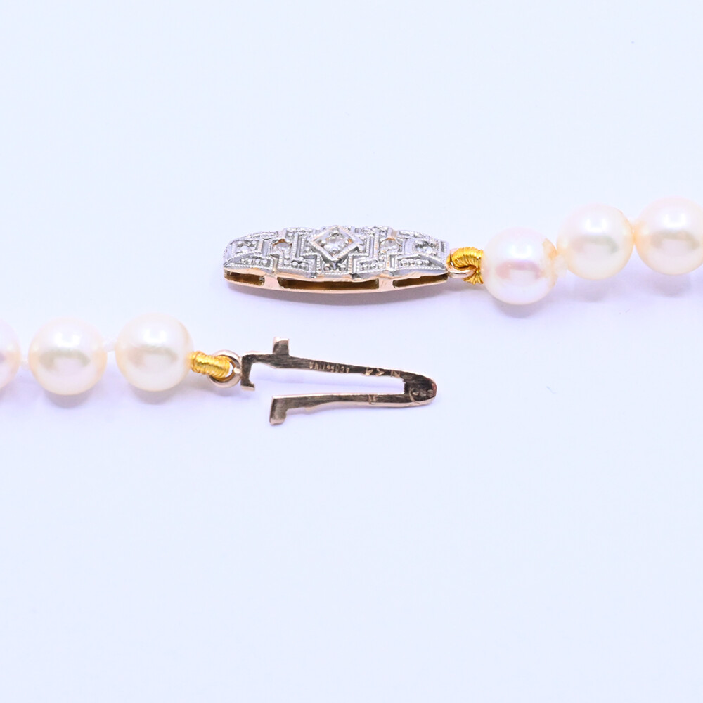 Collar perlas de cultivo y broche oro 18k 2 tonos y brillantes. Collar perlas de cultivo y broche oro 18k 2 tonos y brillantes.