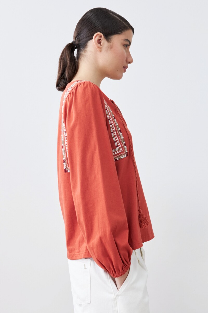 Remera boho con bordados lacre