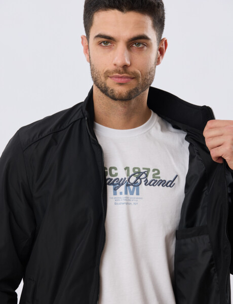 CAMPERA LIVIANA DE NYLON Negro