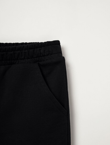 BERMUDA BÁSICA DE NIÑO EN ALGODÓN NEGRO