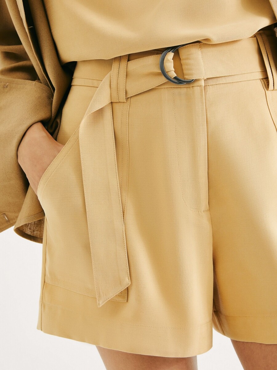 SHORT RECTO CON BOLSILLO Y CINTURÓN - BEIGE 