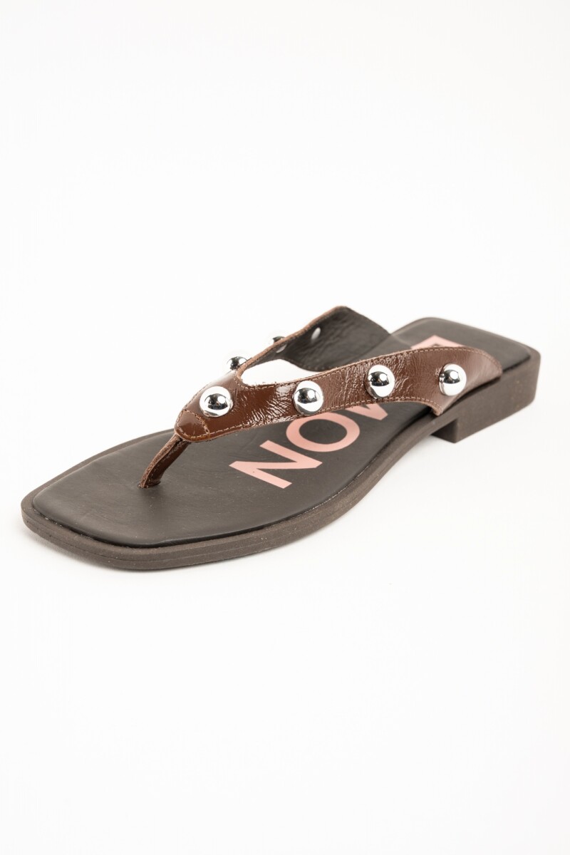 Sandalia Ojota Tachas Chocolate