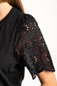 Remera Algodón Peinado Y Calados Negro