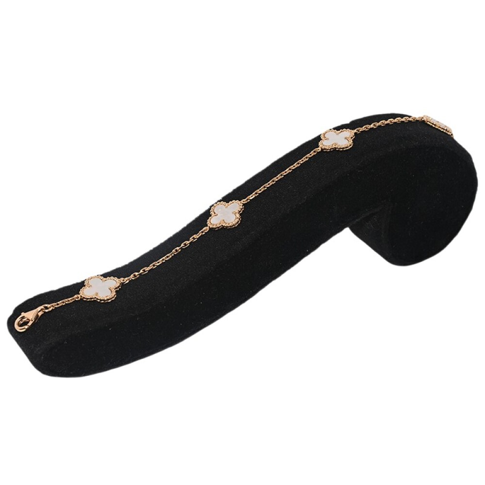 Pulsera oro 18 k y nácar, modelo Alhambra, largo 20 cm. Pulsera oro 18 k y nácar, modelo Alhambra, largo 20 cm.