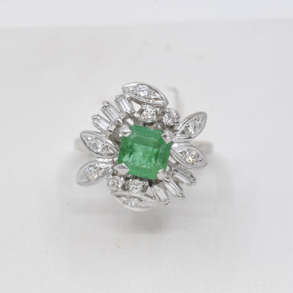 Anillo En Oro Blanco, Brillantes Y Esmeralda Anillo En Oro Blanco, Brillantes Y Esmeralda