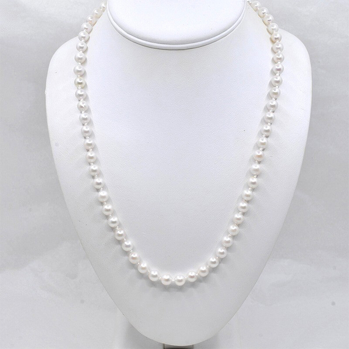 Collar De Perlas De 6.5 Mm Con Broche en Oro 18 K Y Diamante 