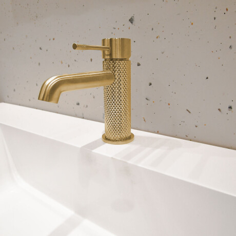 Griferia Lavatorio Bajo Cuerpo Labrado En Oro Cepillado - Serie Signature DORADO-BRUSHED GOLD