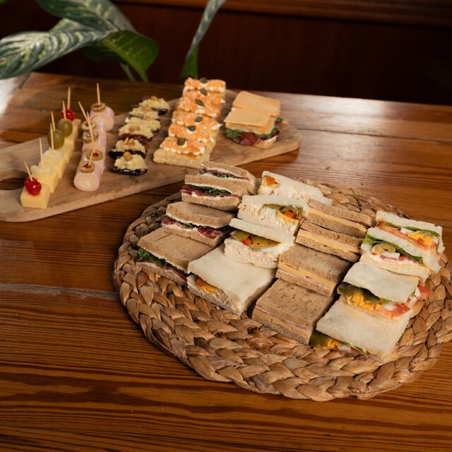 Lunch Oro para 10 Personas + Dulce Lunch Oro para 10 Personas + Dulce