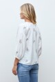 Blusa con flores bordadas crudo