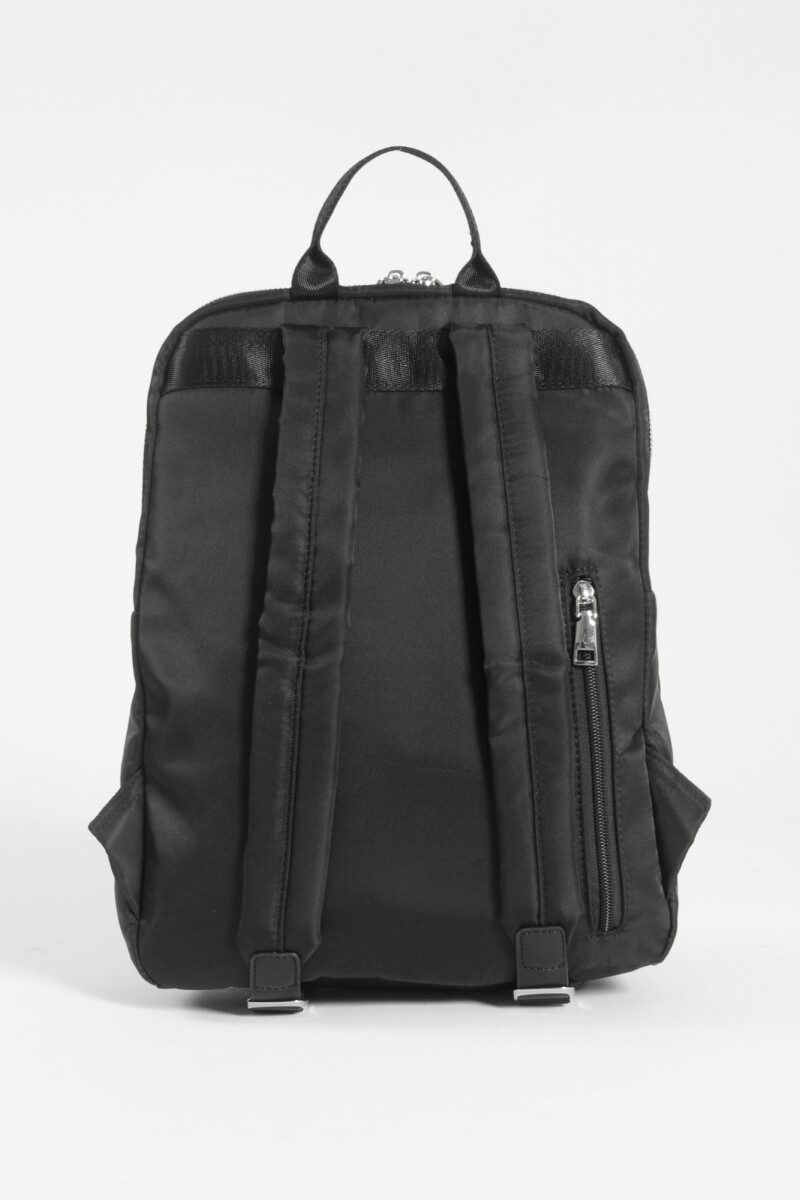 Mochila con cordón y bolsillo negro
