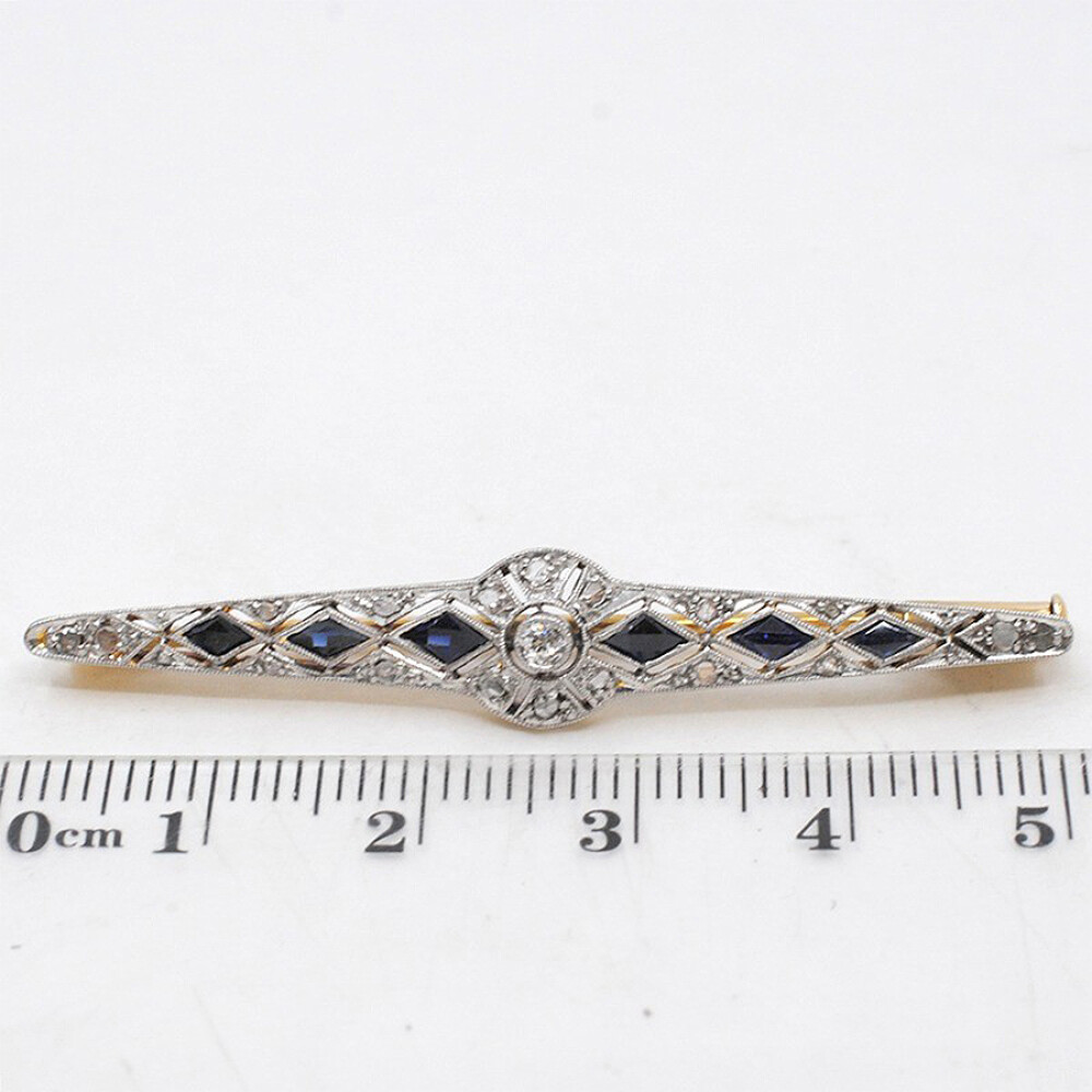 Prendedor En Oro 18K Blanco Con Brillantes, Diamantes Y Zafiros Sintéticos Prendedor En Oro 18K Blanco Con Brillantes, Diamantes Y Zafiros Sintéticos