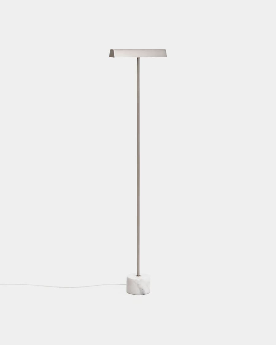 Lámpara de pie Lynor de acero cepillado con base de mármol blanco