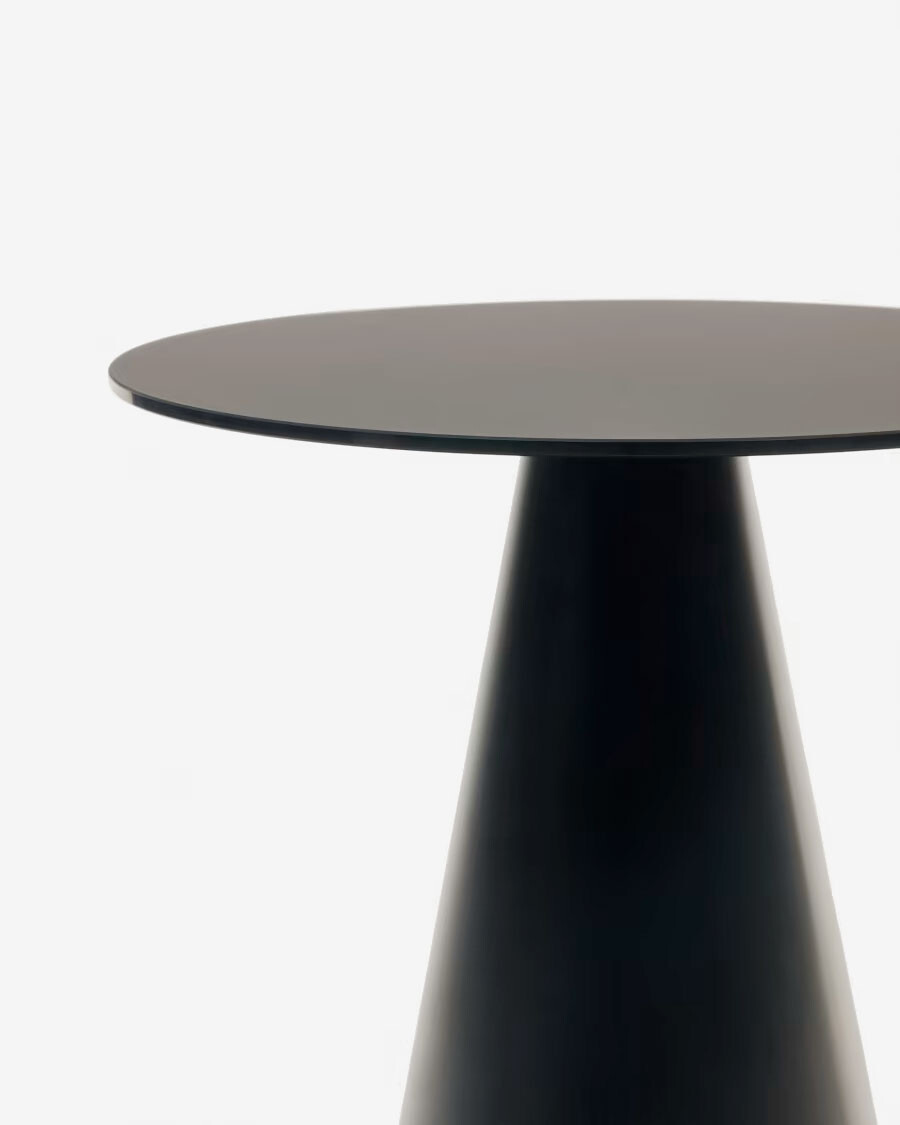 Mesa auxiliar Wilshire de cristal templado y metal con acabado pintado negro mate Ø 50 cm Mesa auxiliar Wilshire de cristal templado y metal con acabado pintado negro mate Ø 50 cm