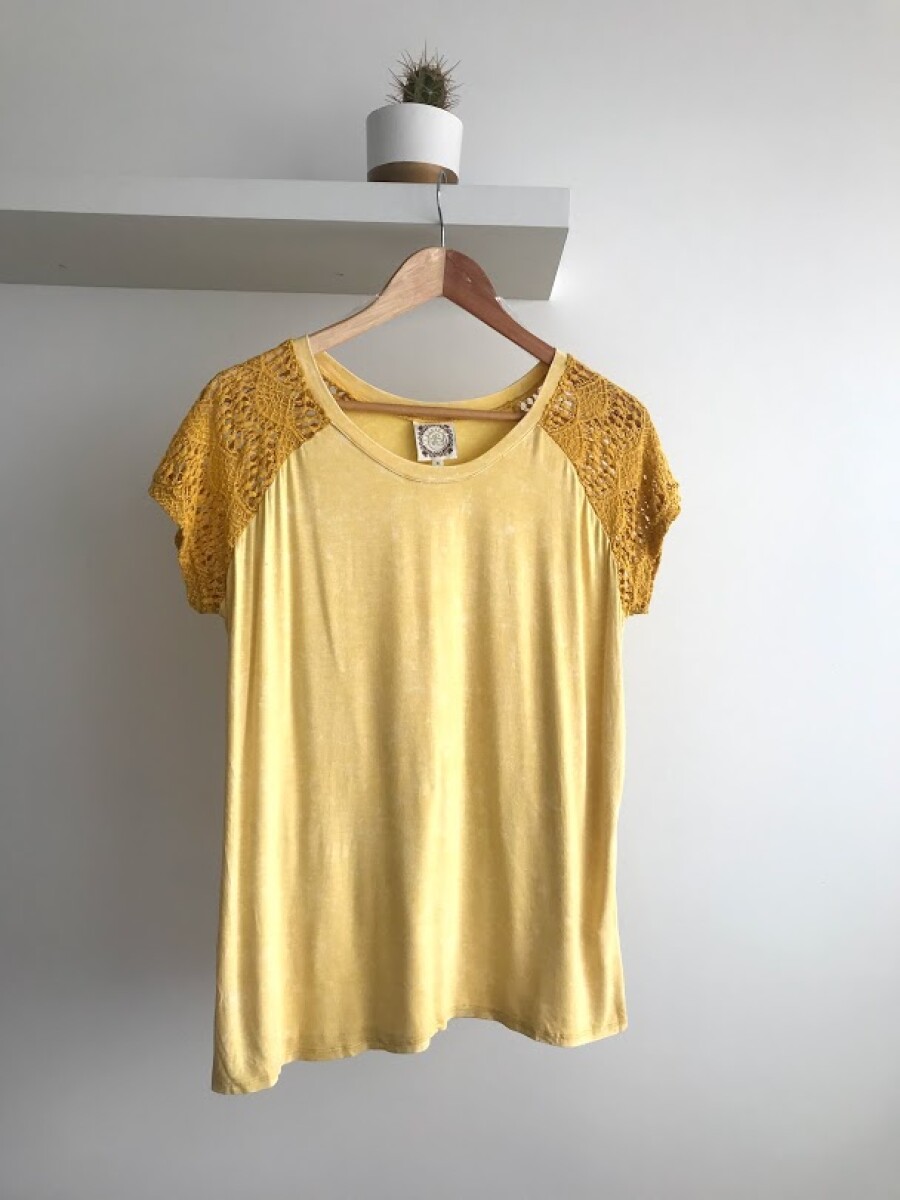 Remera con manga encaje - amarillo 