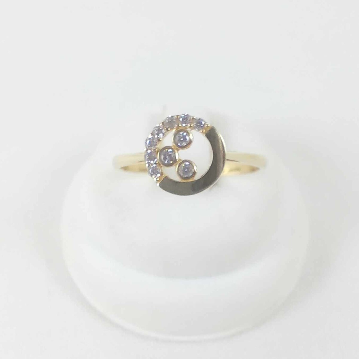 Anillo de oro 10 ktes. y detalle central con circonias. 