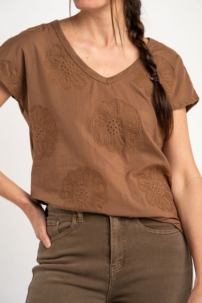 Remera Bordada Alodón Flame Mocha