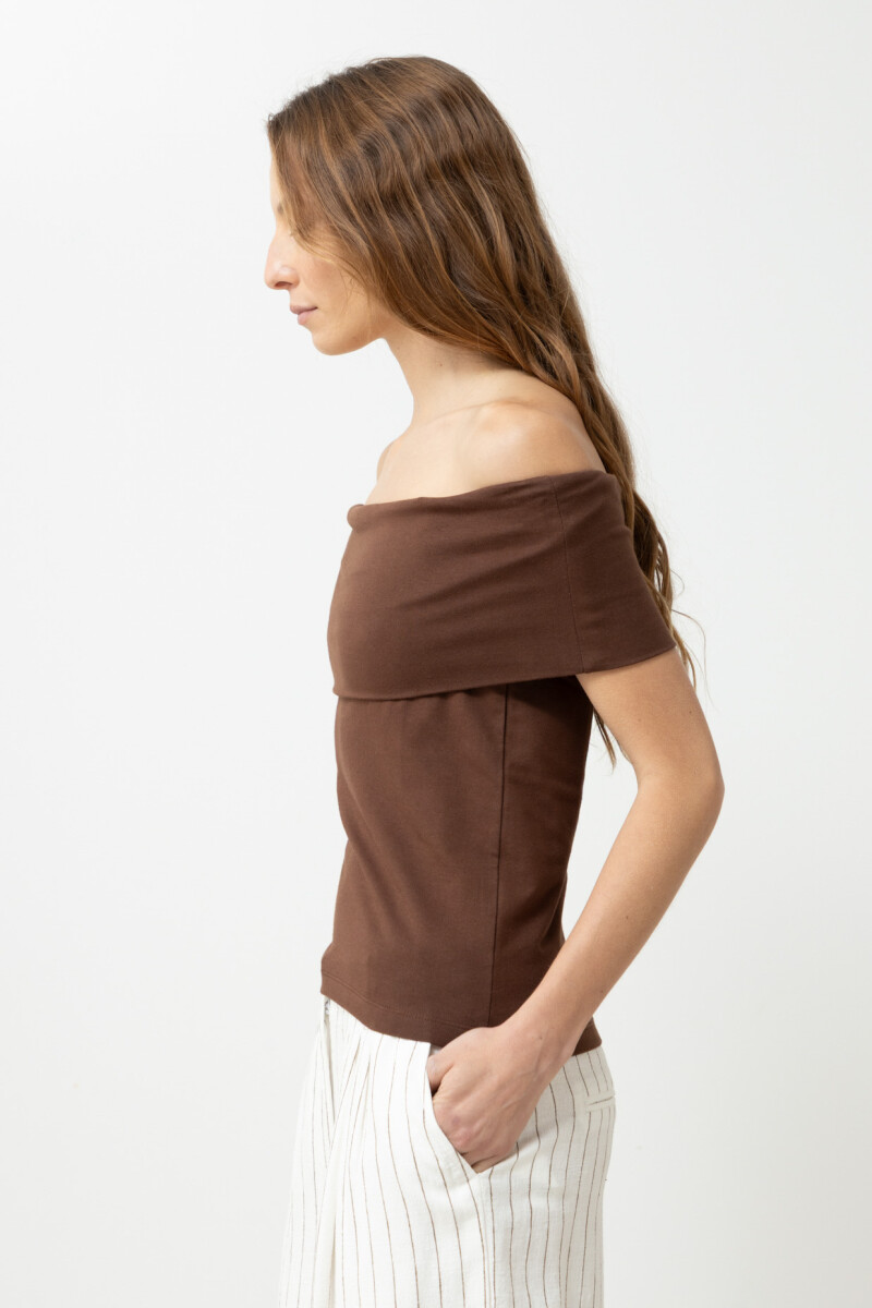 Remera escote bardot chocolate