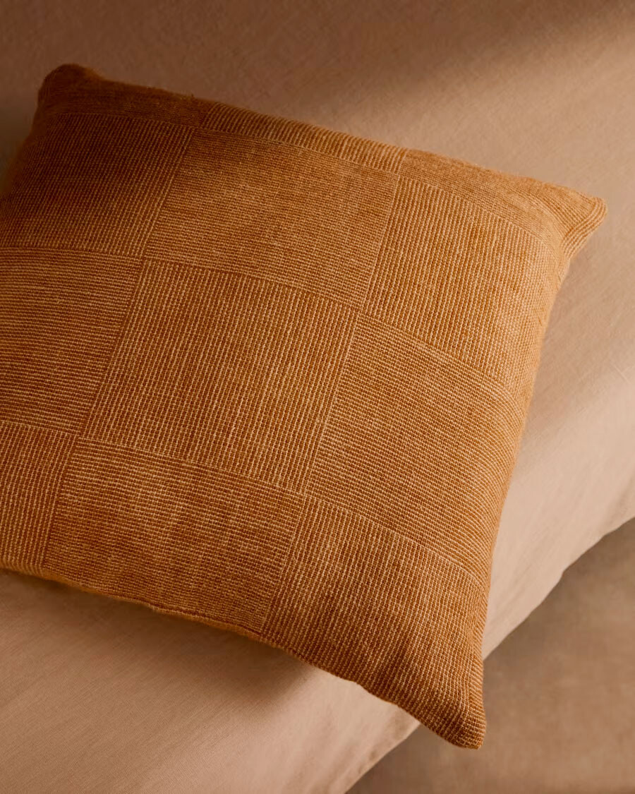 Almohadón Benisa 100% lino a cuadros mostaza y blanco 50 x 50 cm Almohadón Benisa 100% lino a cuadros mostaza y blanco 50 x 50 cm