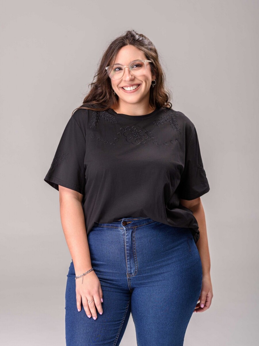 Remera Bordado Negro
