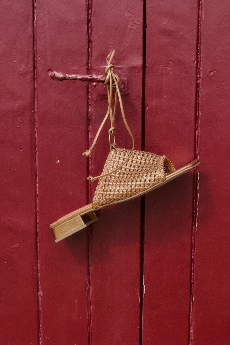 Sandalia metalizada con tiras cobre