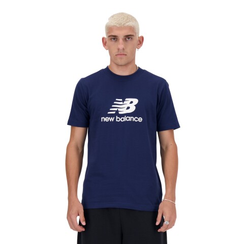 Remera New Balance de Hombre - STACKED LOGO - MT41502NNY BLUE