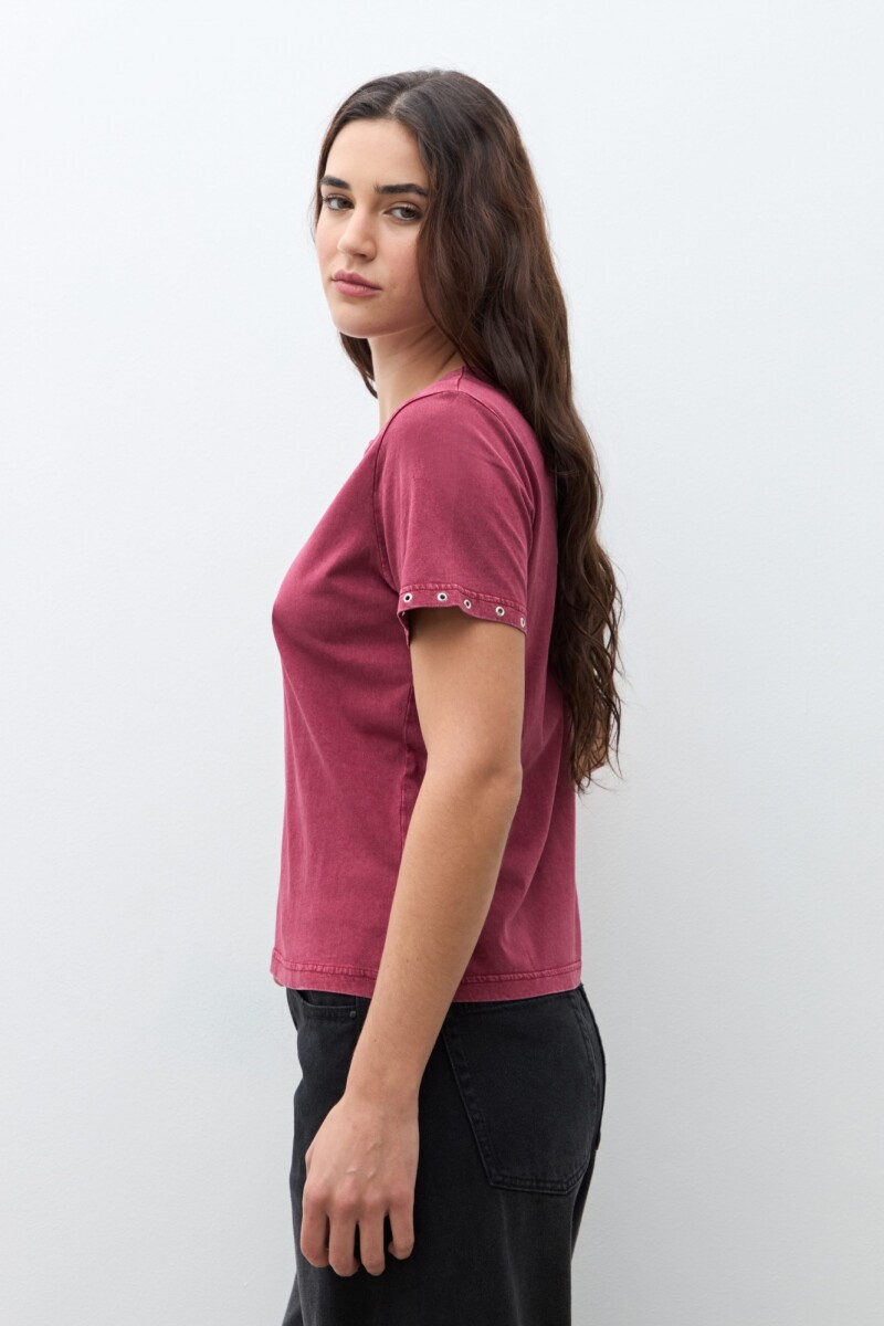 Remera con ojalillos metálicos bordo