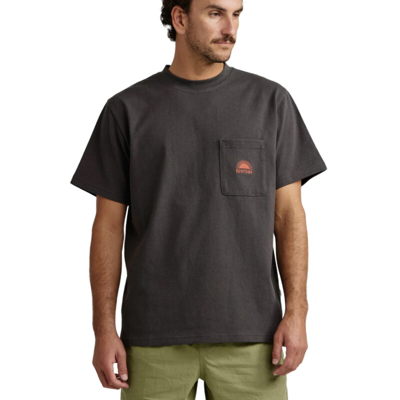 Remera Rhythm Heavy Vintage Pocket Emblem Remera Rhythm Heavy Vintage Pocket Emblem