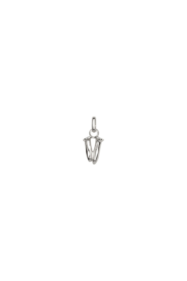 CHARM DE ALEACION DE METALES BAÑADO EN PLATA DE LEY CON FORMA DE LETRA V CON ARGOLLA Charm