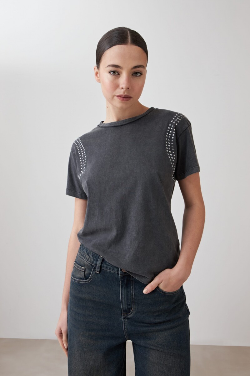 Remera con tachas gris