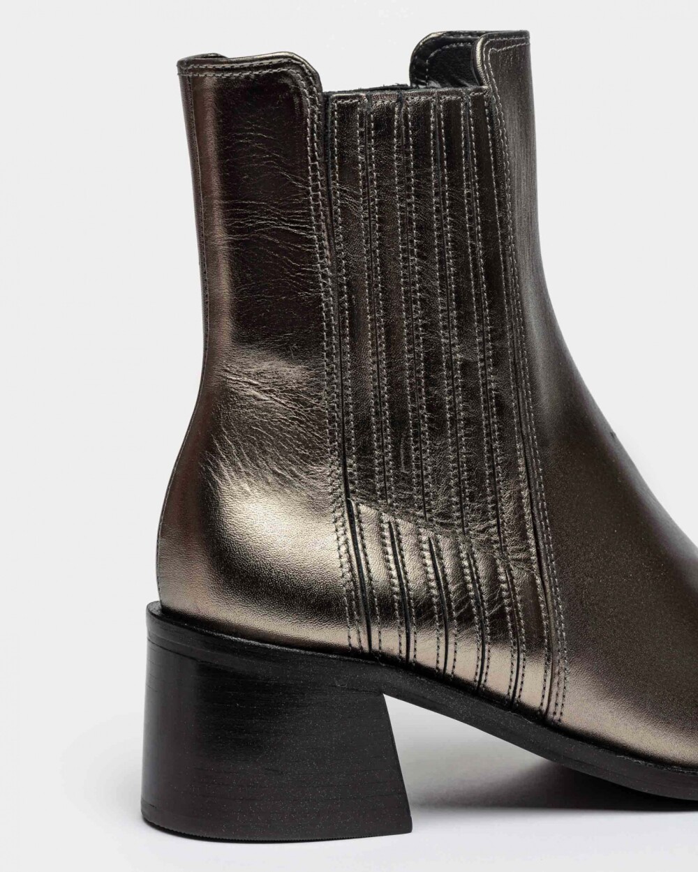 Bota Caña Media Corey En Cuero Liso Metalizado Metalizado