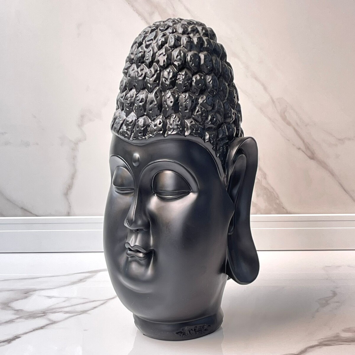 Escultura Cabeza Buda Negro Mate Altura 47cm x Largo 2cm x Ancho 20cm 