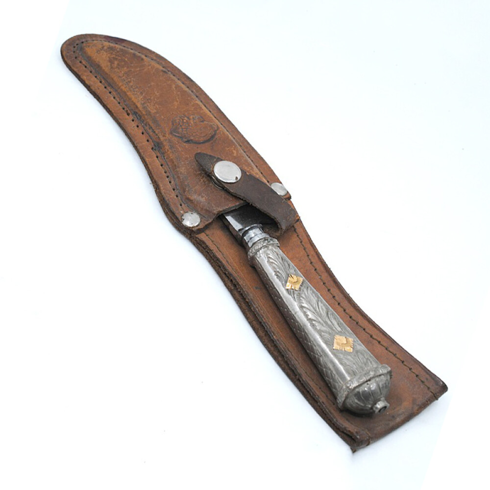 Cuchillo usado plata y oro. Hoja corneta Cuchillo usado plata y oro. Hoja corneta