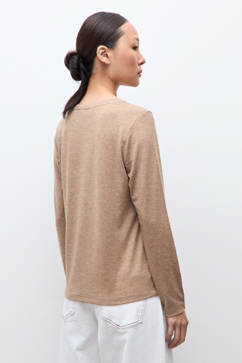 Remera con botones en puños tostado melange