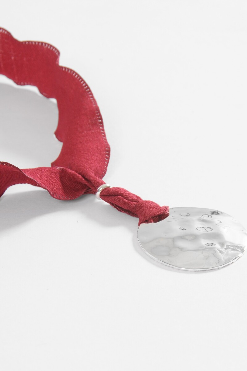 Collar cordón rojo dije metal plateado