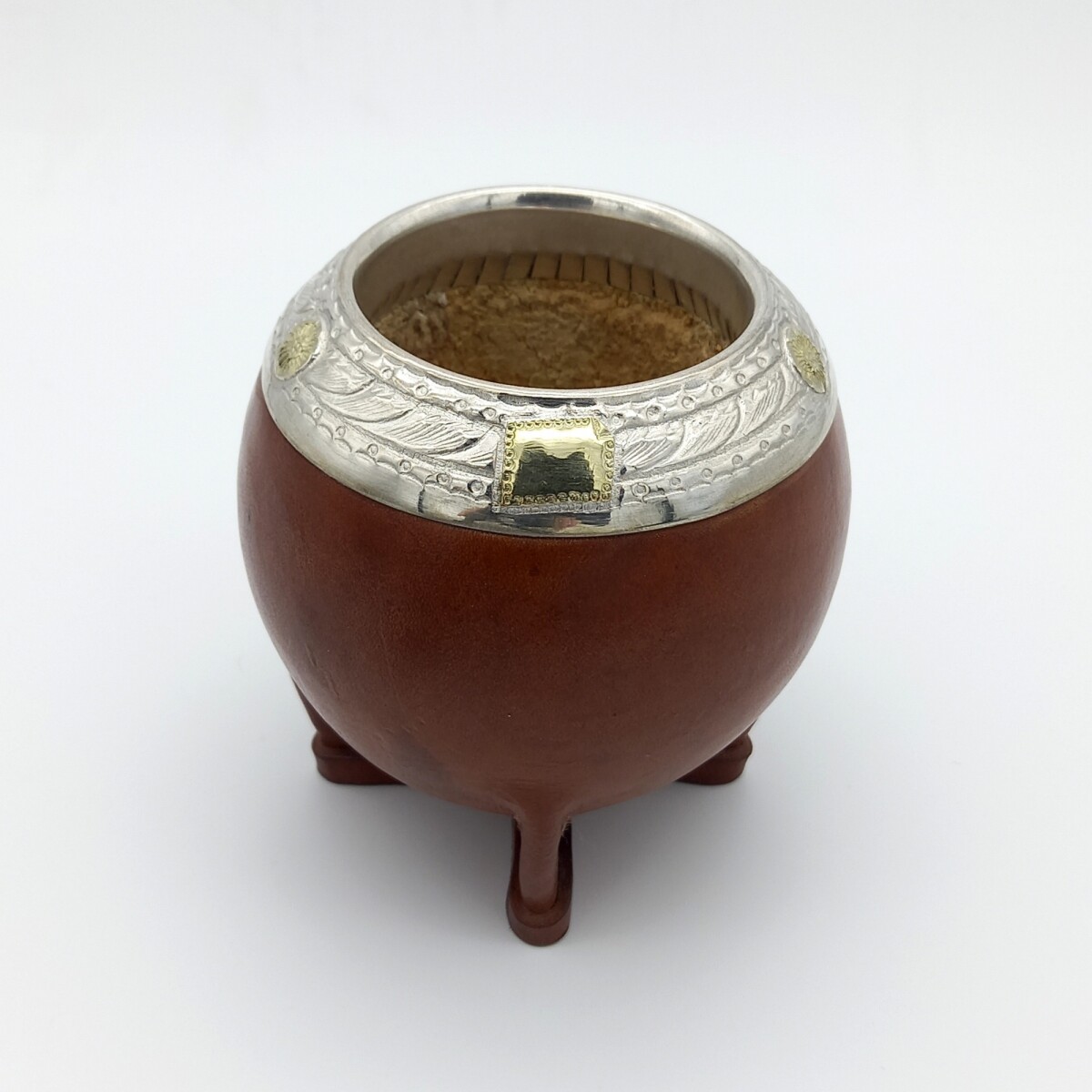 Mate forrado de plata con virola en plata y oro. 