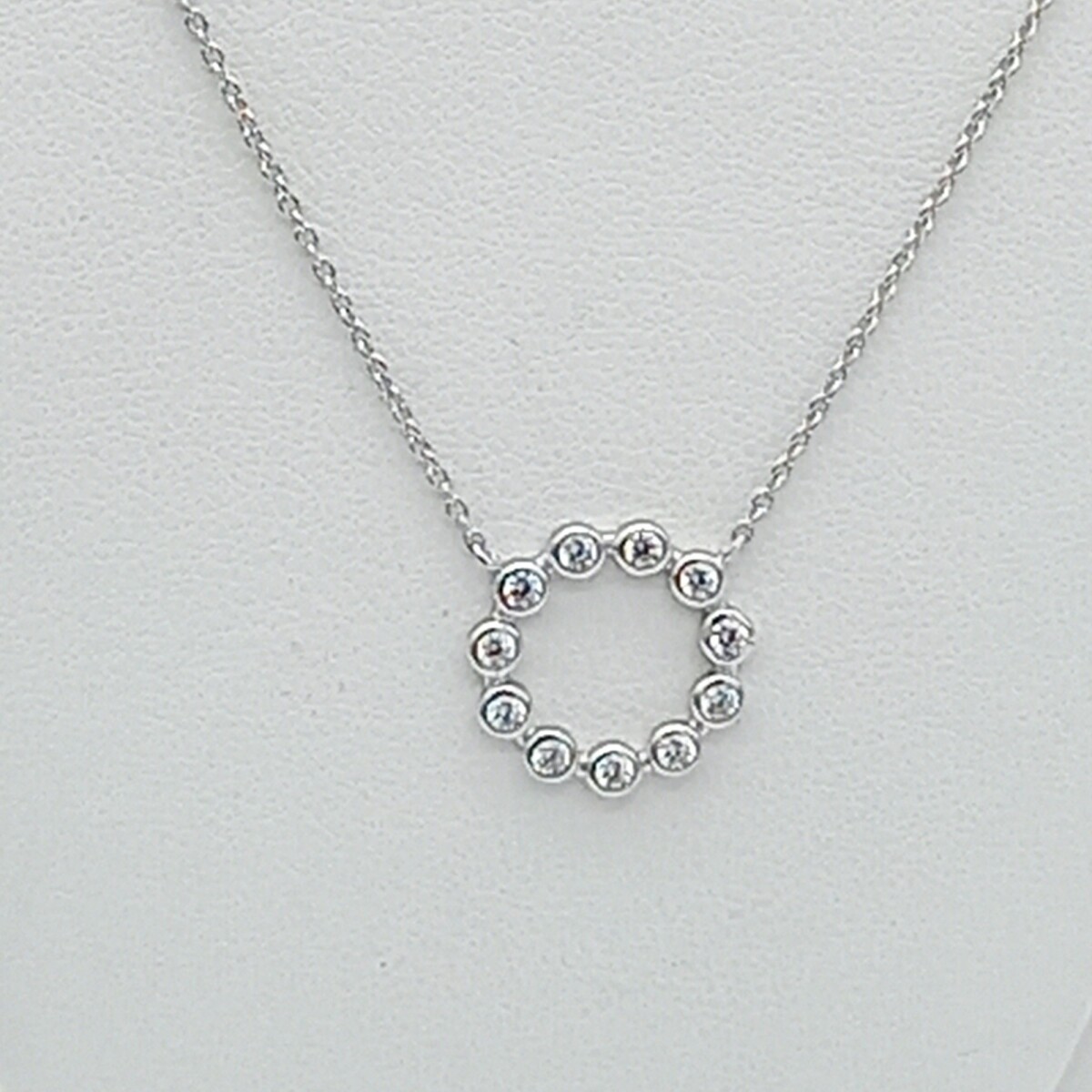 Gargantilla de plata 925 con baño de oro gris y circonias. 