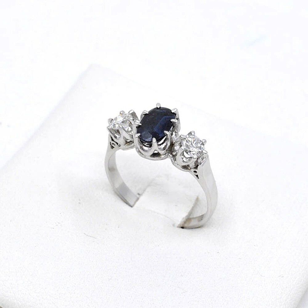 Anillo En Platino, Zafiro Oval Y Brillantes Anillo En Platino, Zafiro Oval Y Brillantes