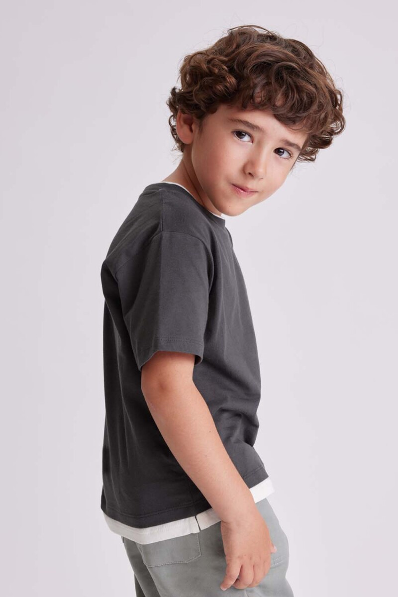 Remera manga corta superpuesta Gris Oscuro