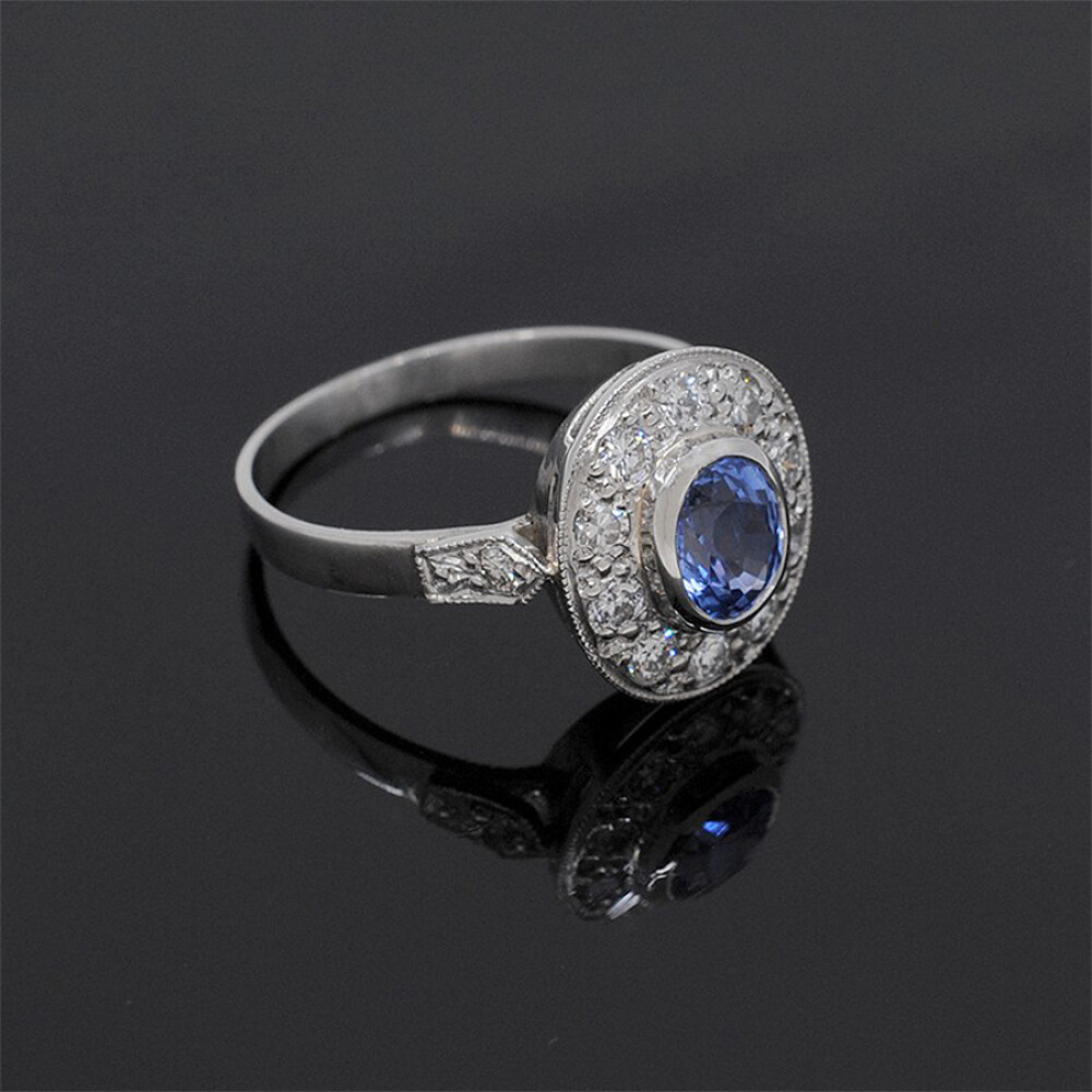 Anillo En Platino Con Brillantes Y Zafiro Central Anillo En Platino Con Brillantes Y Zafiro Central
