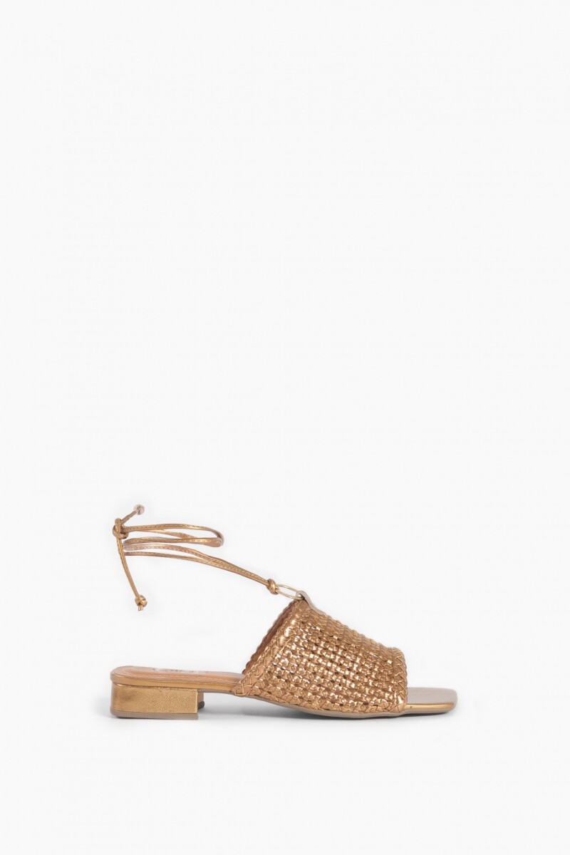 Sandalia metalizada con tiras cobre