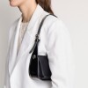 Cartera al hombro Leaf en efecto cuero charol Negro